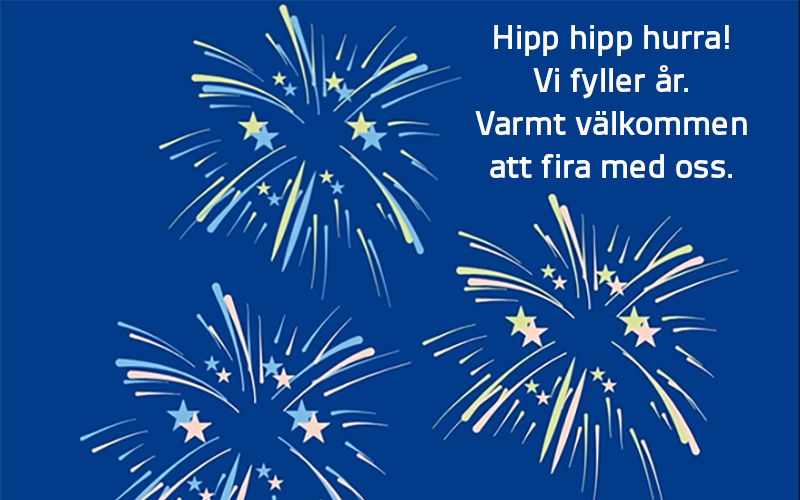 Illustration med raketer och stjärnor och text om Bilprovningens jubileum i Enköping