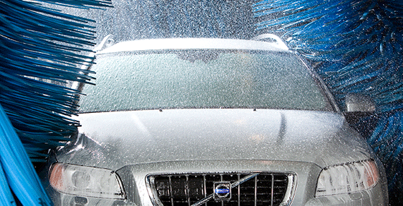 Bild på bil i biltvätt
