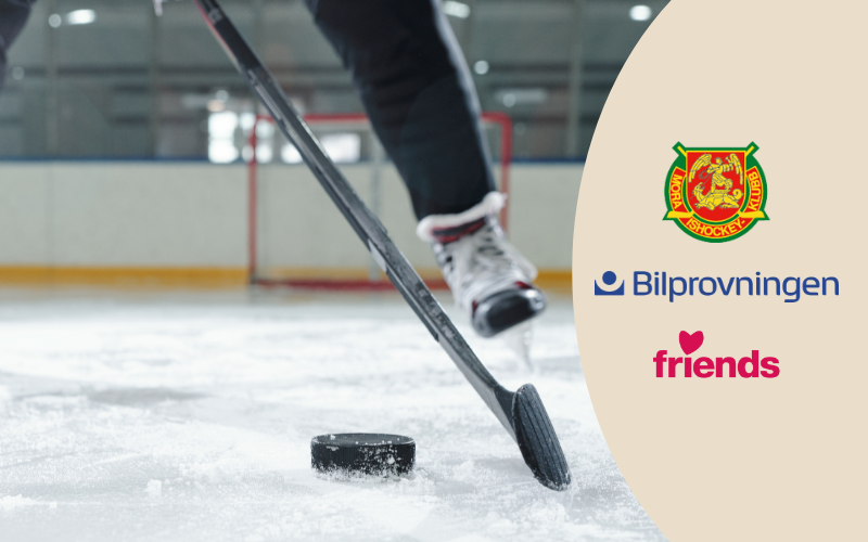 Skridsko, hockeyklubba och puck på en is - bredvid syns en platta med Bilprovningens, Friends och Mora IK:s logotyper