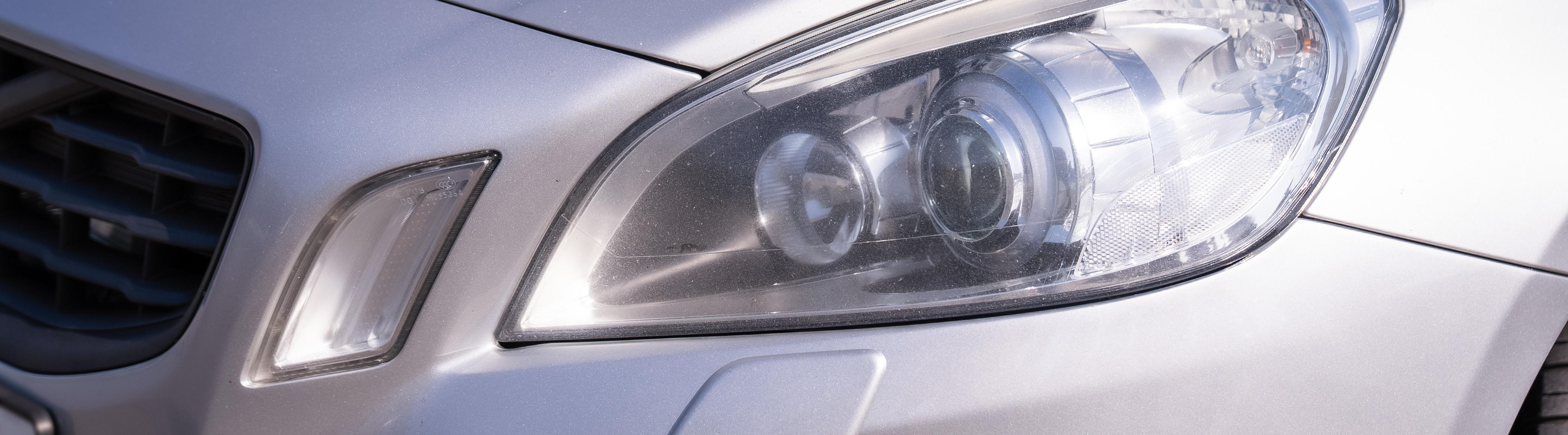 Detaljbild på strålkastare på en grå bil